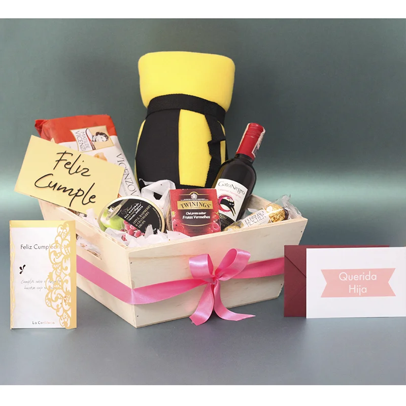 Caja de madera con Vino Gato, dulces simpks, te twinings, galletas, chocolates y cobija con reata 